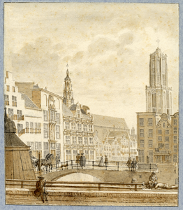 35767 Gezicht op de Oudegracht te Utrecht uit het noorden met links de huizen aan de Stadhuisbrug, rechts enkele huizen ...